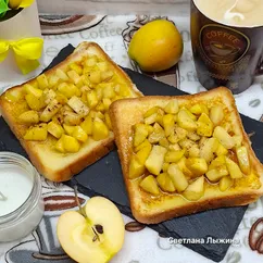 Гренки с карамелизированными яблоками