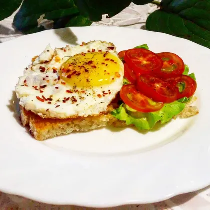 Бутерброд с жареным яйцом и томатом