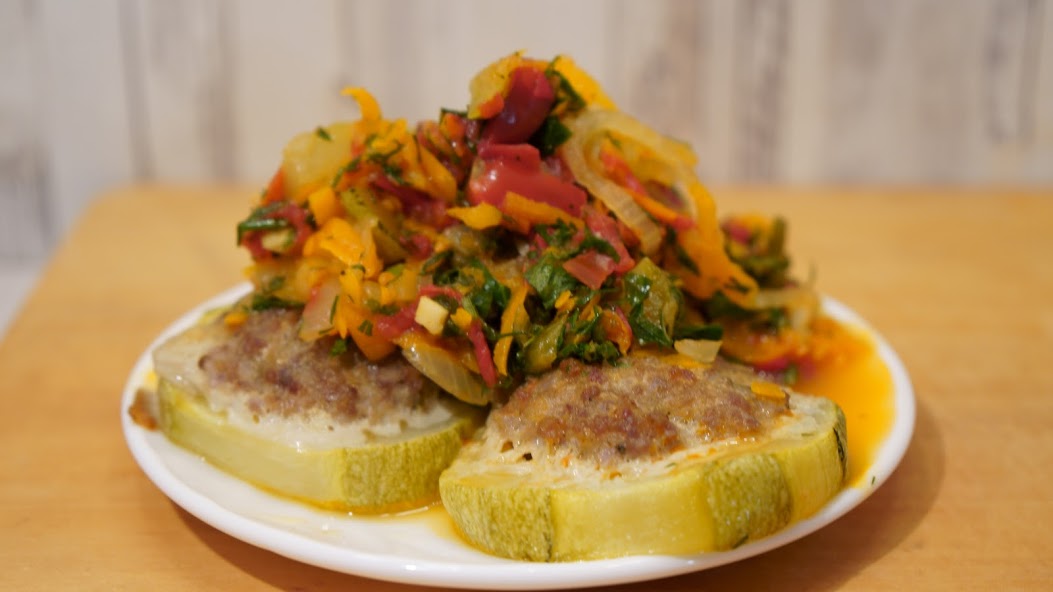 Кабачки с мясным фаршем и овощным соусом