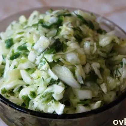 Салат с капустой, зелёным луком и чесноком