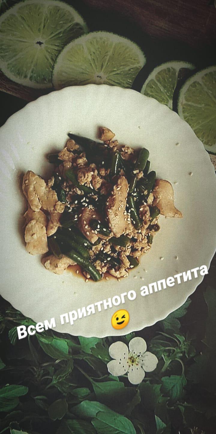 Стручковая фасоль с курицей и яйцом