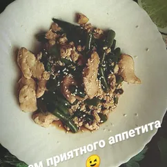 Стручковая фасоль с курицей и яйцом