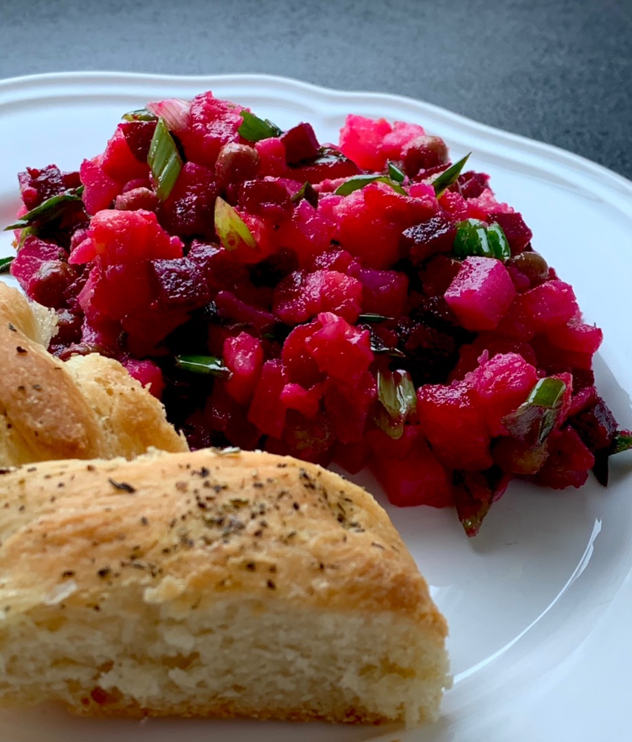 Салат с форелью и овощами