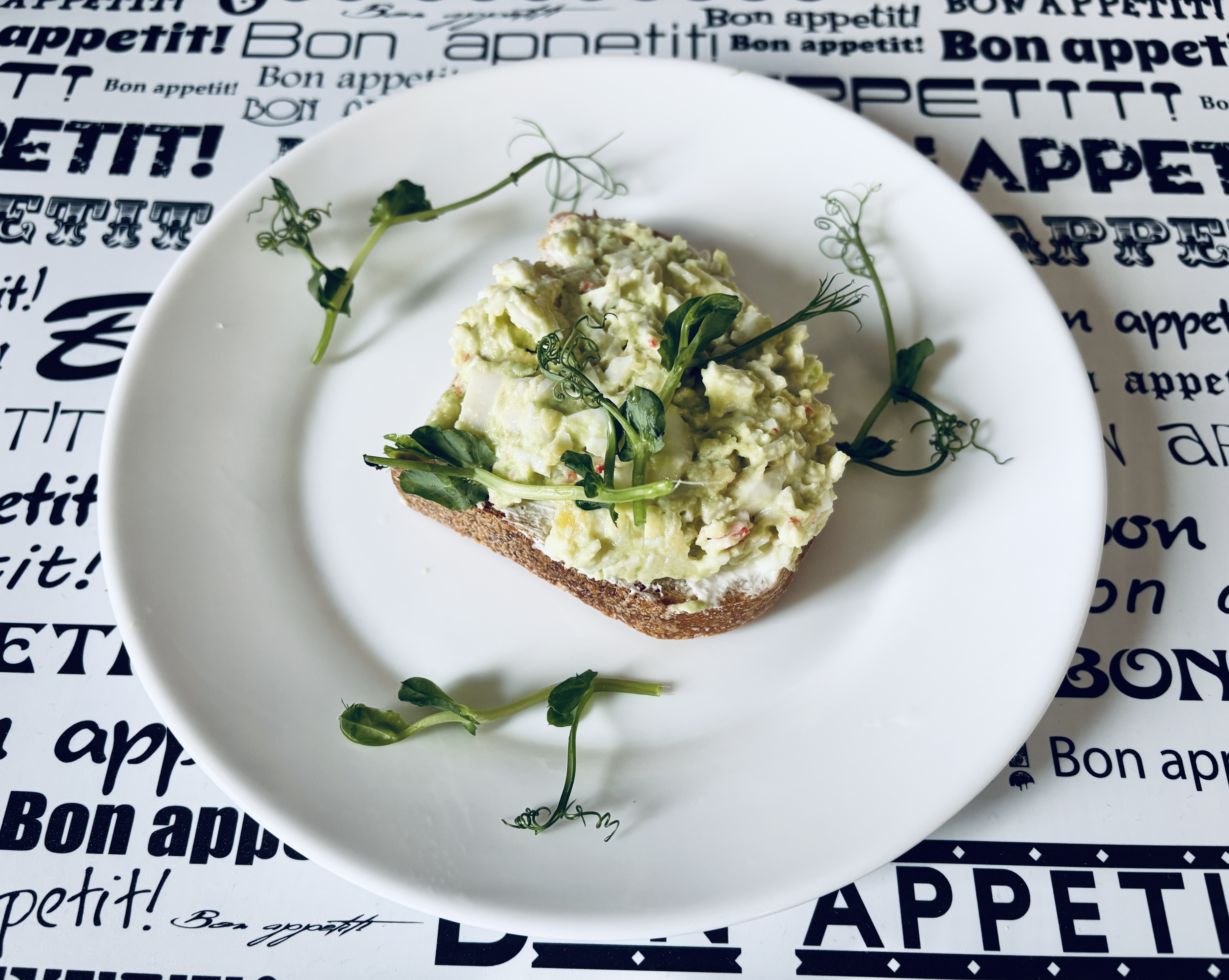 Тост с авокадо и крабовыми палочками