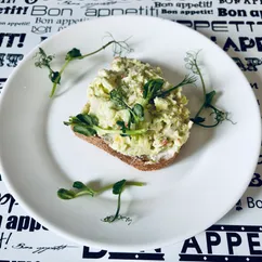 Тост с авокадо и крабовыми палочками