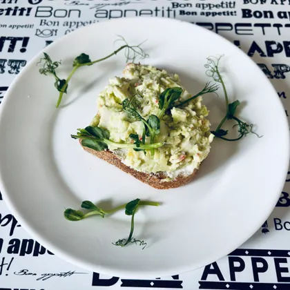 Тост с авокадо и крабовыми палочками