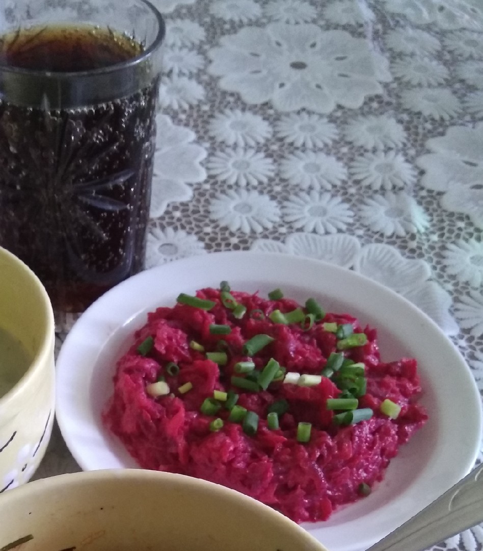 Салат свёкла и морковь с чесноком и зелёным луком