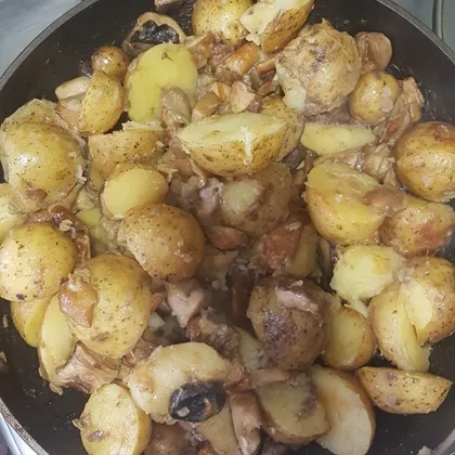 Жаренный молодой картофель с белыми грибами