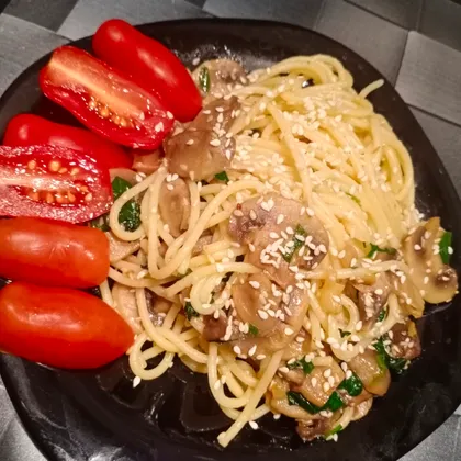 Спагетти с грибами и кунжутом