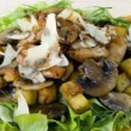 Теплый салат с курицей, грибами и картофелем