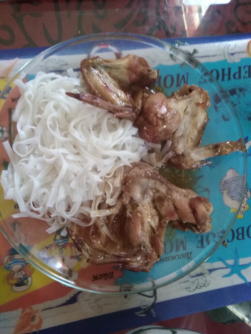 Рисовая лапша и крылышки терияки