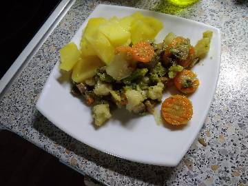 Картошка с цветной капустой и морковкой