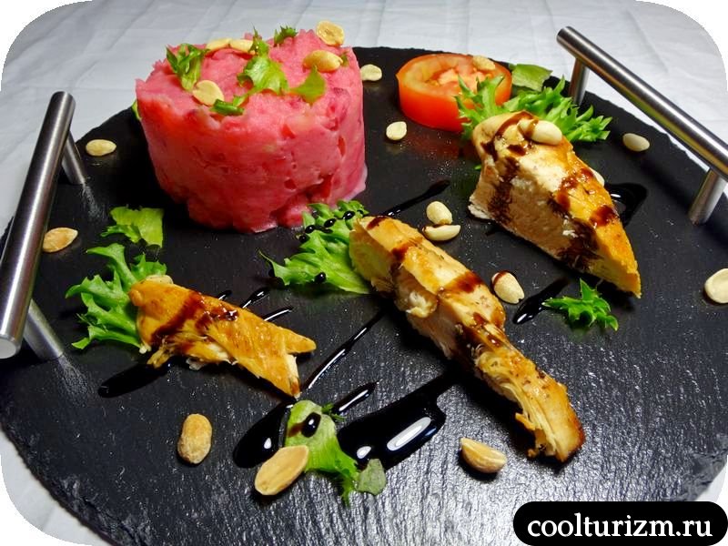 Куриная грудка с розовым пюре и бальзамическим соусом