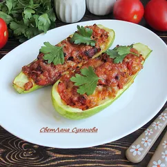 Кабачки, фаршированные овощным рагу с мясом