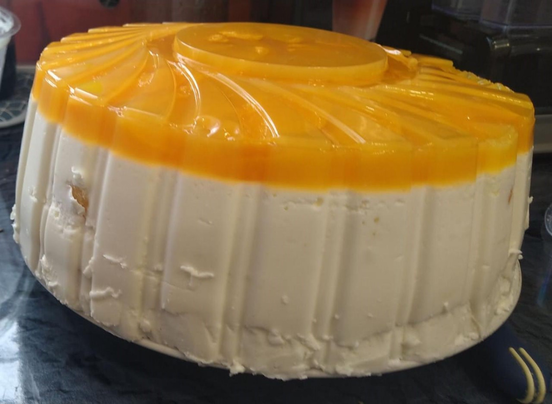 Фруктово-желейный торт с кусочками бисквита и абрикосами