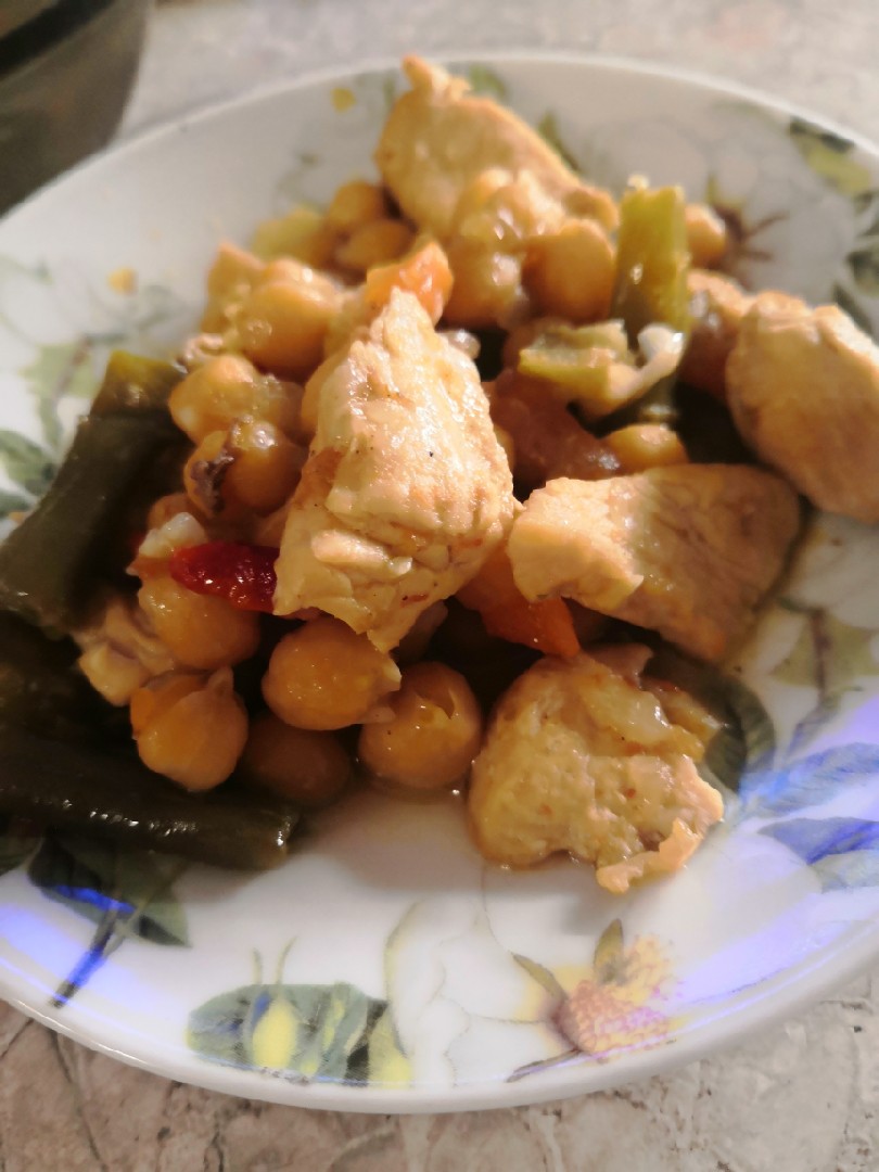 Куриная грудка с нутом и овощами