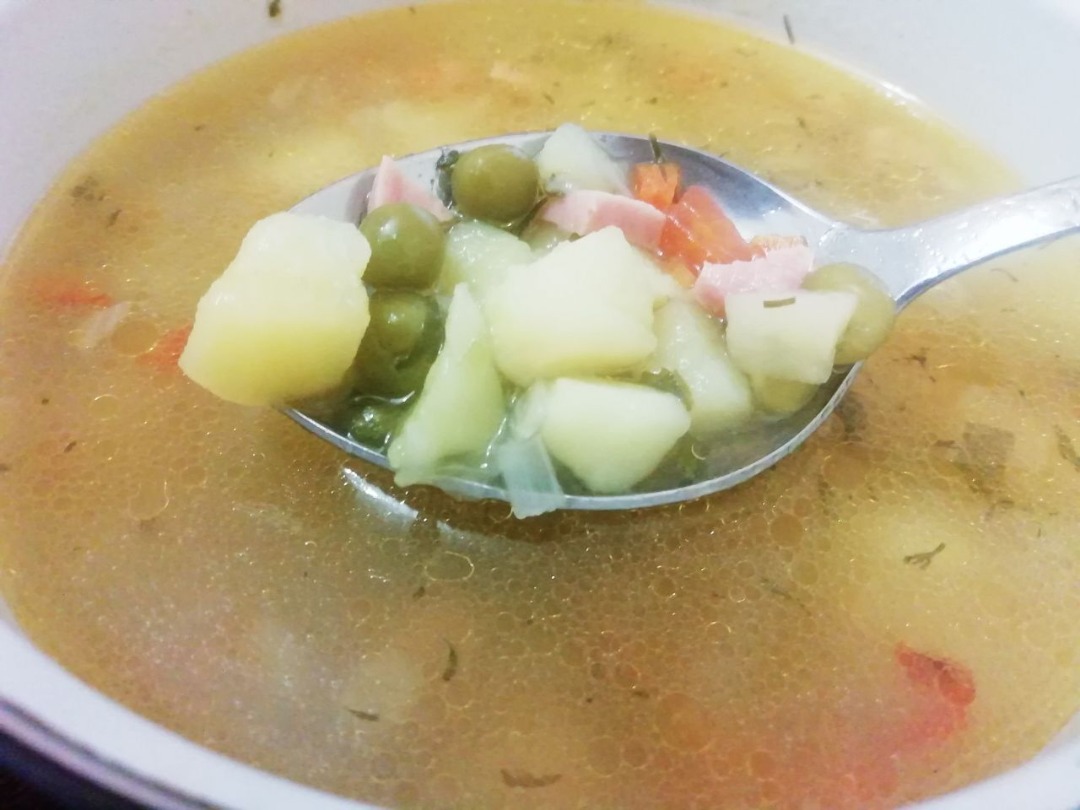 Суп с зелёным горошком и колбаской