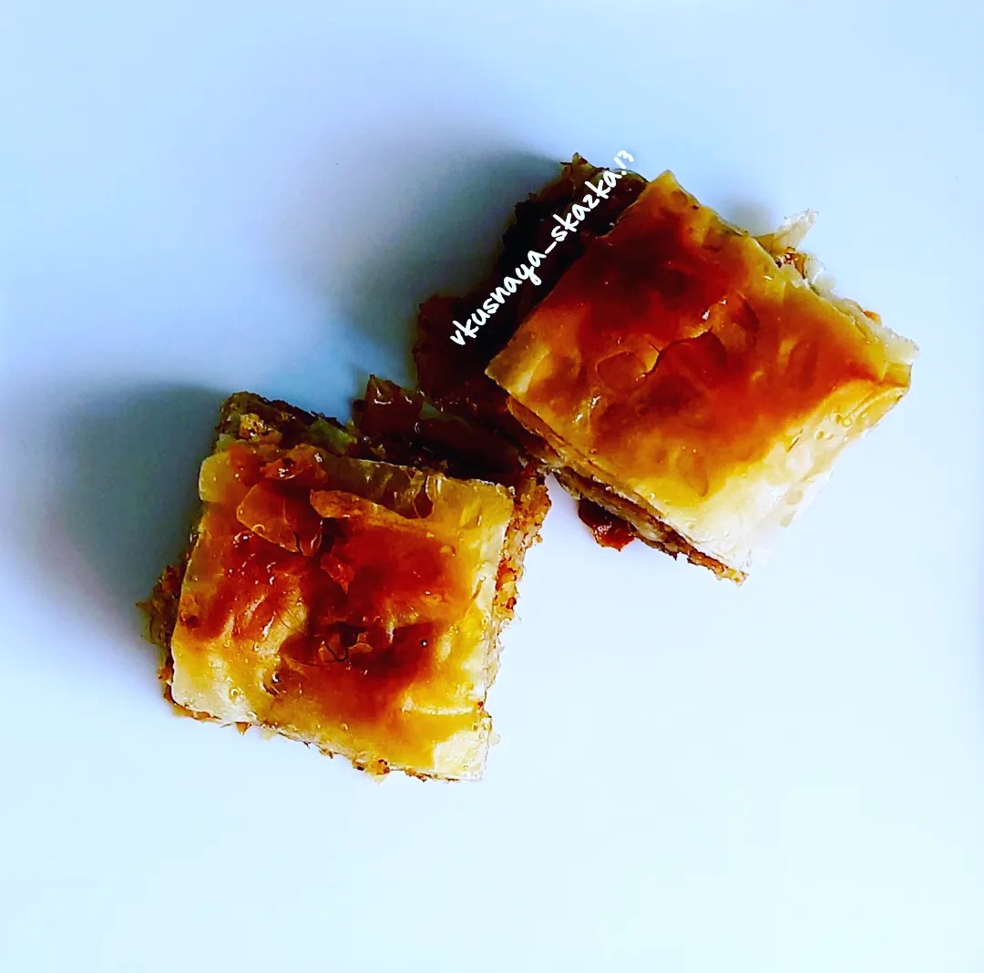 Пахлава из слоеного теста с грецкими орехами и медом