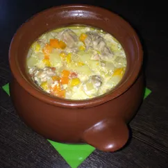 Курица с овощами в горшочке