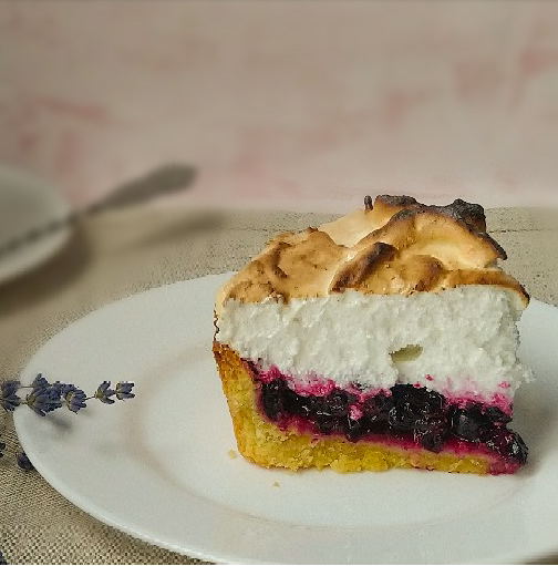 Пирог со смородиной и меренгой