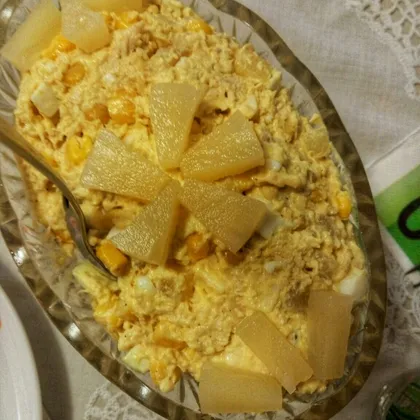 Салатик с ананасом, кукурузой, куриным филе и сыром