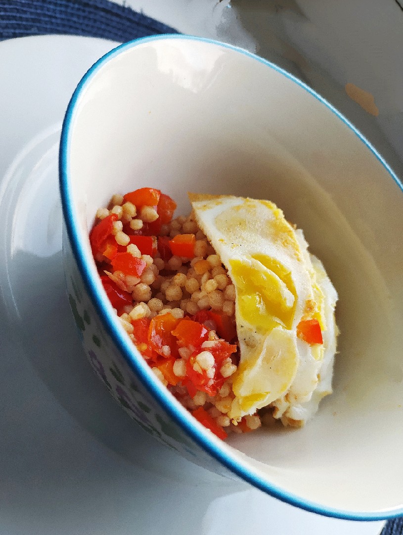 Кускус с овощами и яйцом