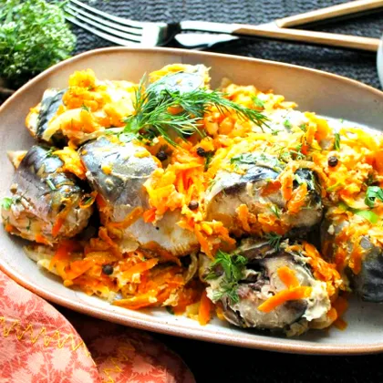 Скумбрия, запеченная под овощами
