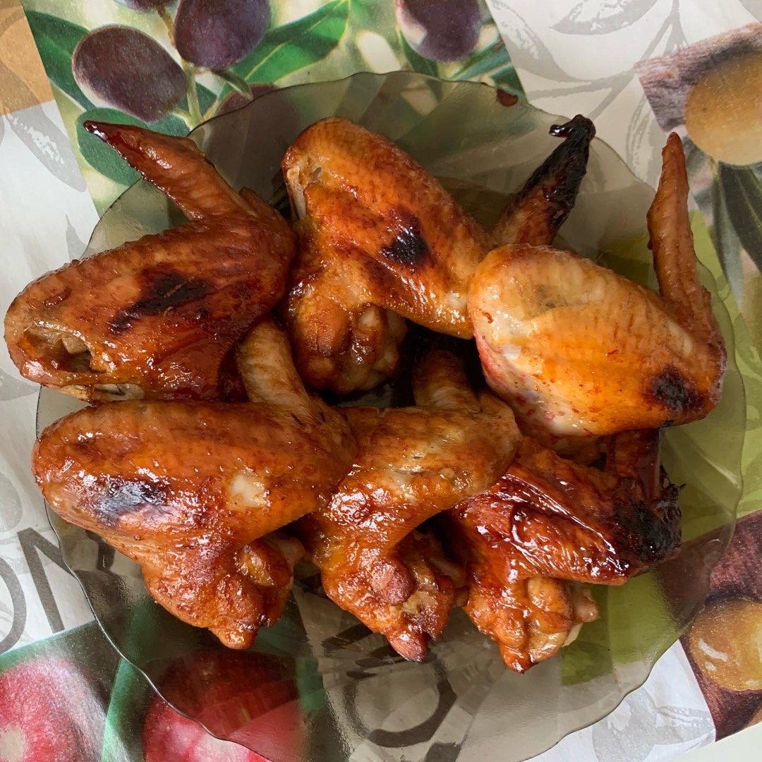 Рецепт: Куриные крылья в медово-соевом соусе - в сковороде вок