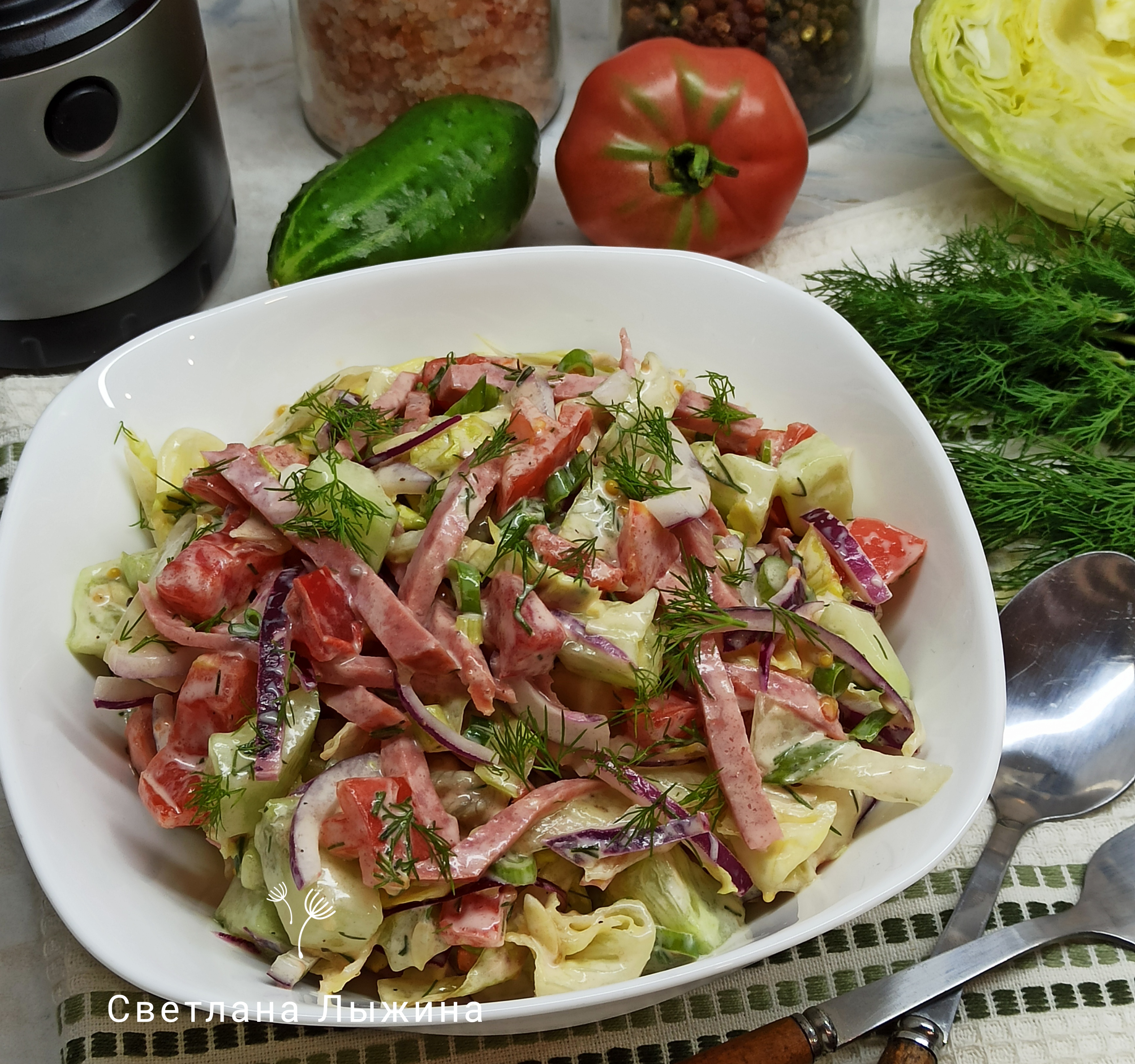 Быстрый салат с копченой колбасой, огурцом и помидорами 