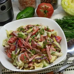 Быстрый салат с копченой колбасой, огурцом и помидорами 