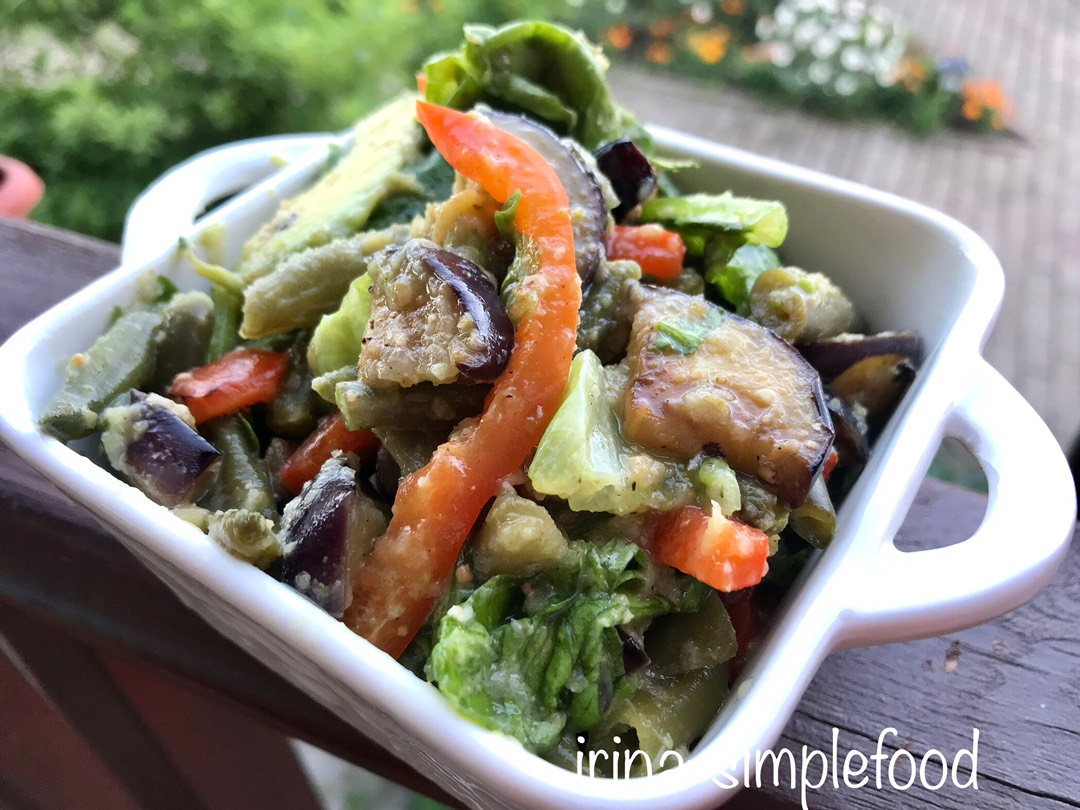 Тёплый, овощной салат с баклажанами
