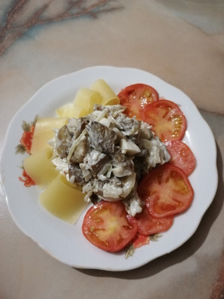 Салат из баклажан с яйцом и луком