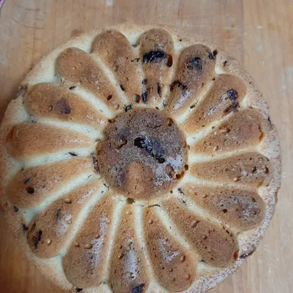 Творожный пирог с изюмом и сушеной клюквой и вишней