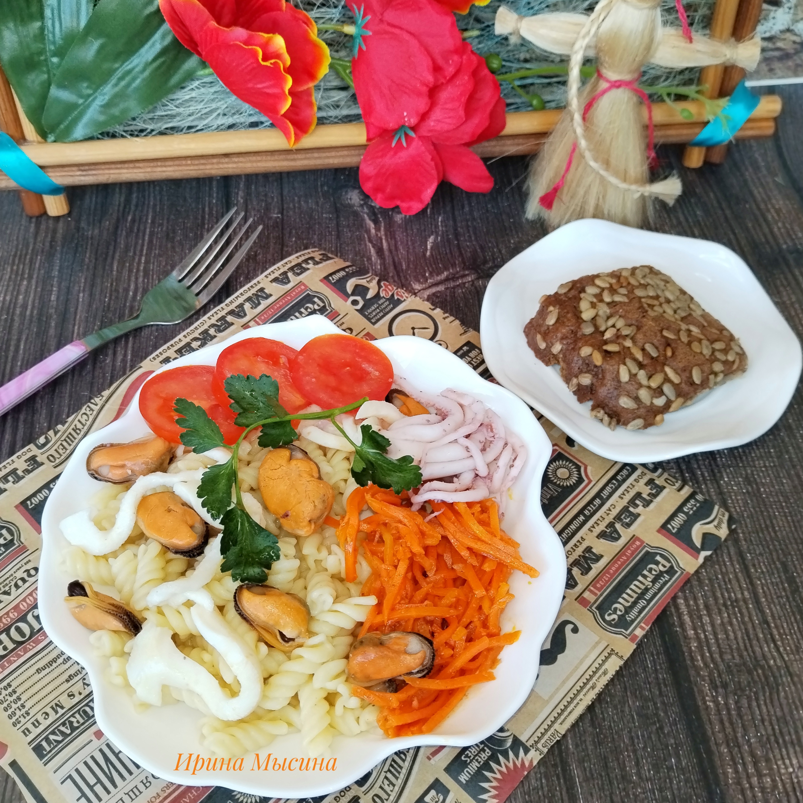 Фузилли (макароны - спиральки) с морепродуктами и овощами 