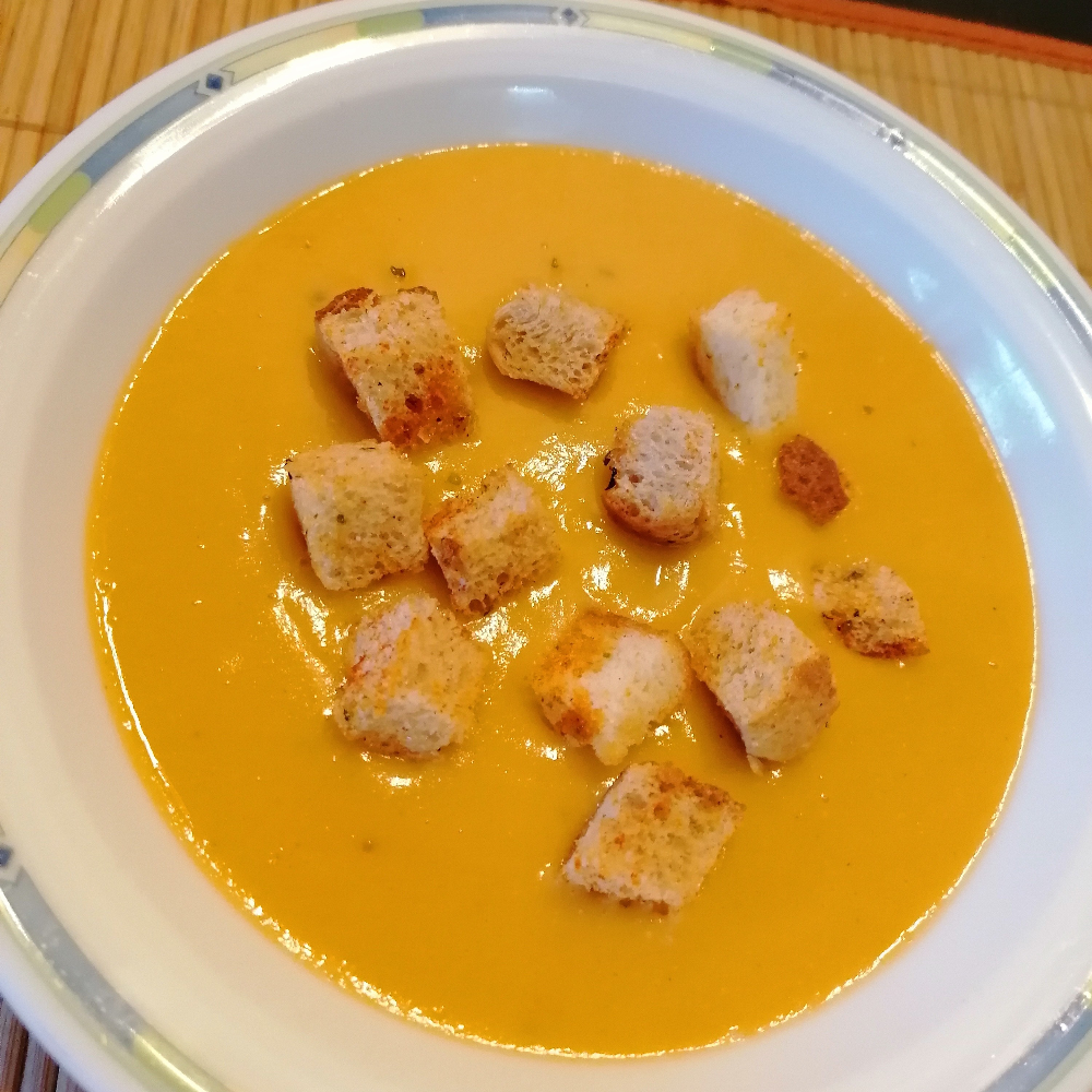 Чечевично- тыквенный суп с крутонами