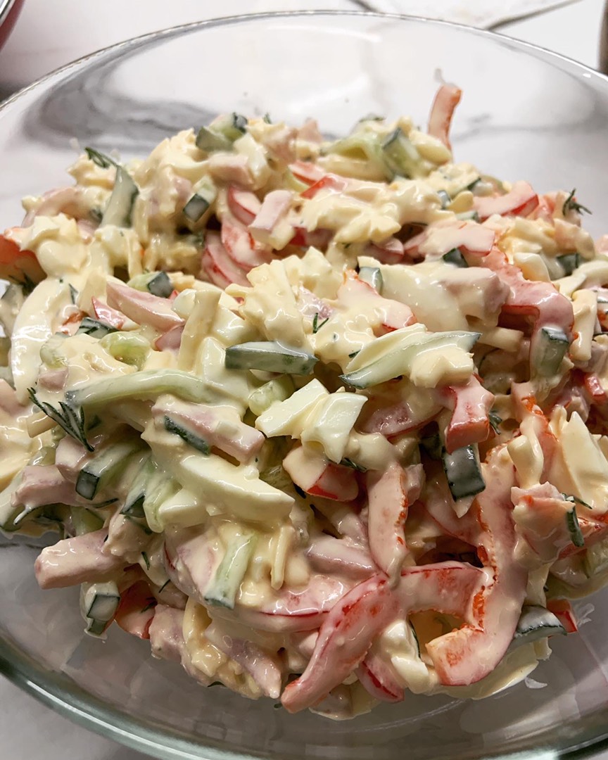 Салат из ветчины, сыра, яиц и огурцов - простой рецепт с фото