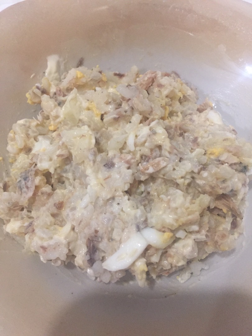 Классический рыбный салат с рисом и яйцом