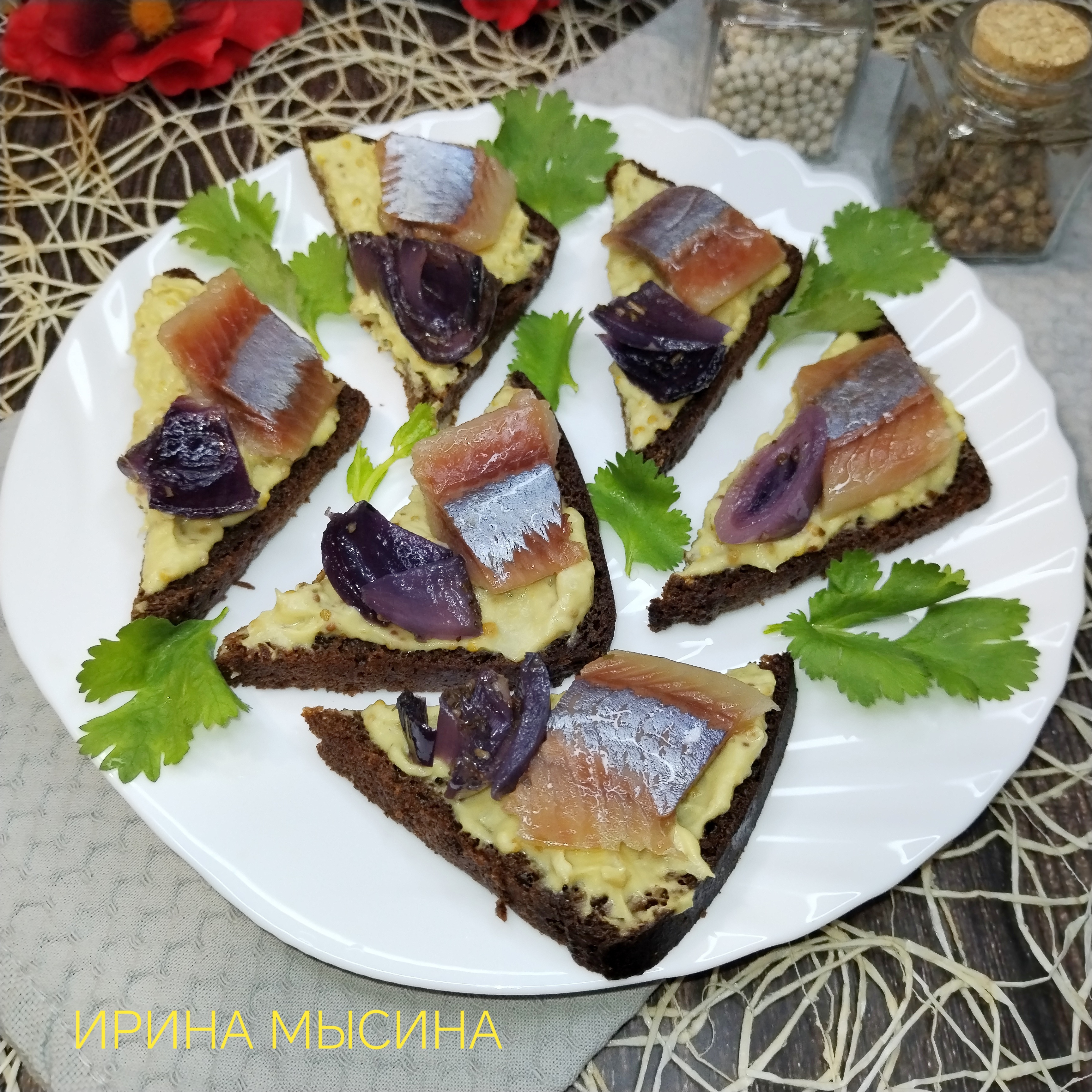 Бутерброды с селёдкой и соусом из запеченного авокадо на бородинском хлебе