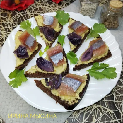 Бутерброды с селёдкой и соусом из запеченного авокадо на бородинском хлебе