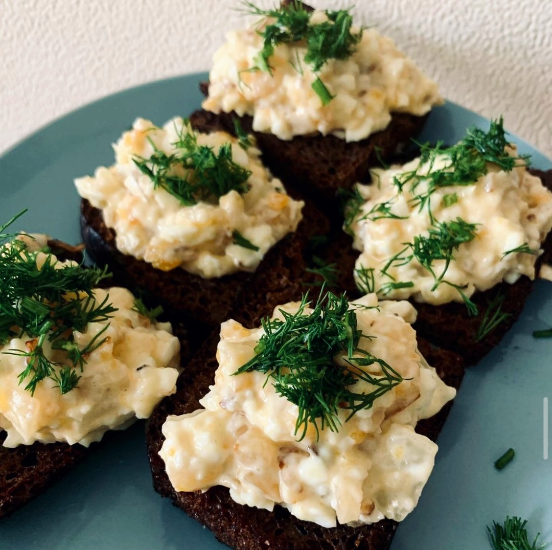 Закусочный хлеб с начинкой из яйца и жареного лука