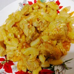 Макароны со свининой, овощами и яйцом