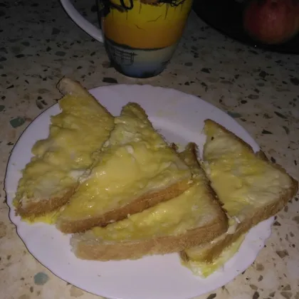 Горячие бутерброды с сыром и яйцом в микроволновке