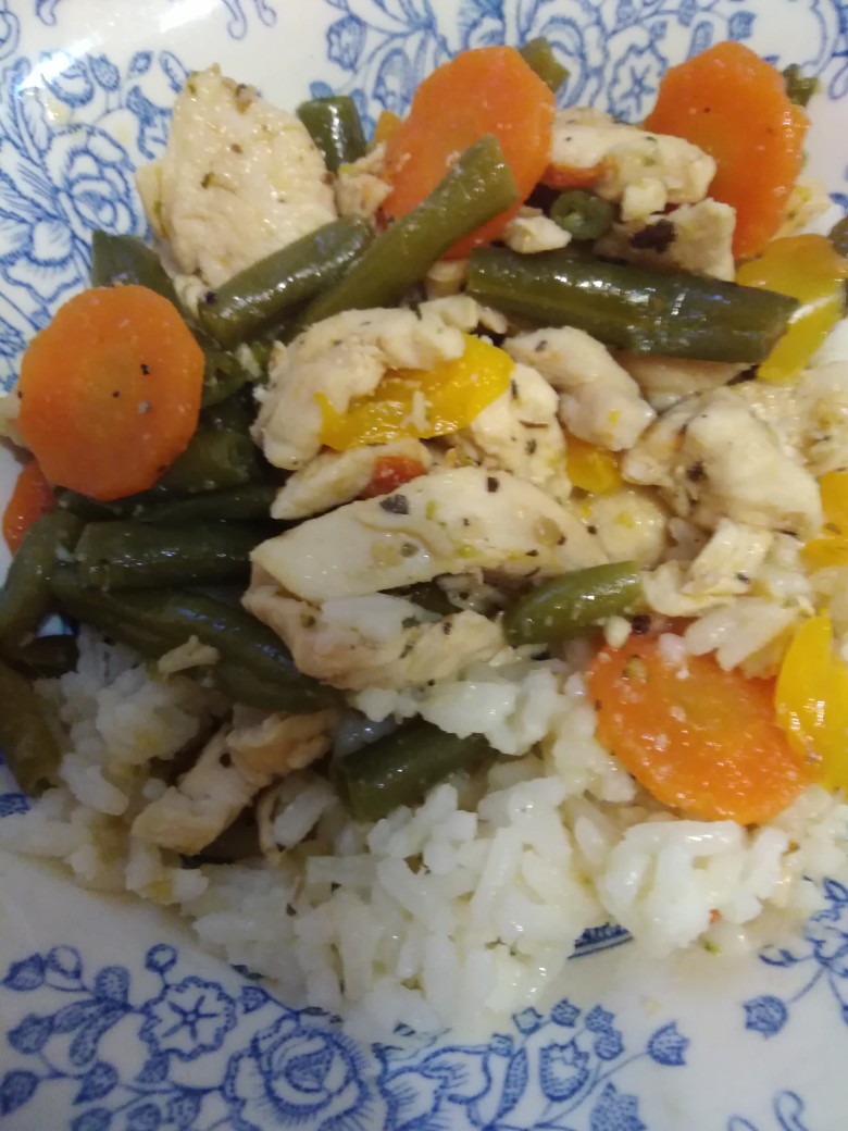 Тушеная курица с рисом и овощами