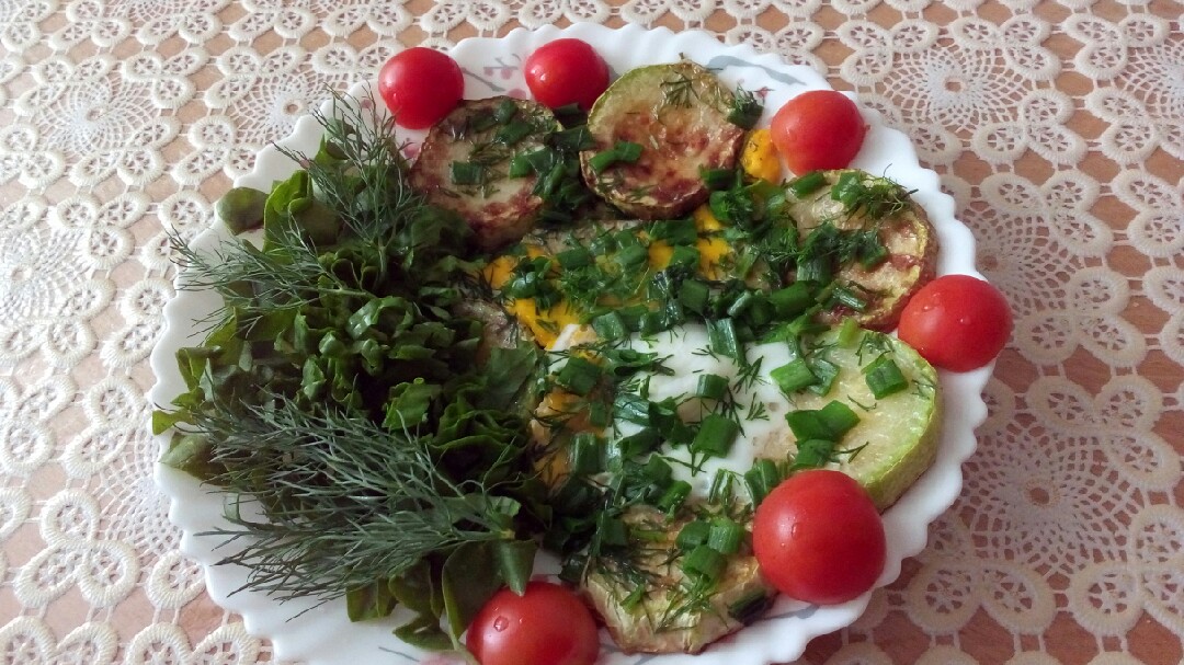 Кабачки жареные с яйцами и зеленью