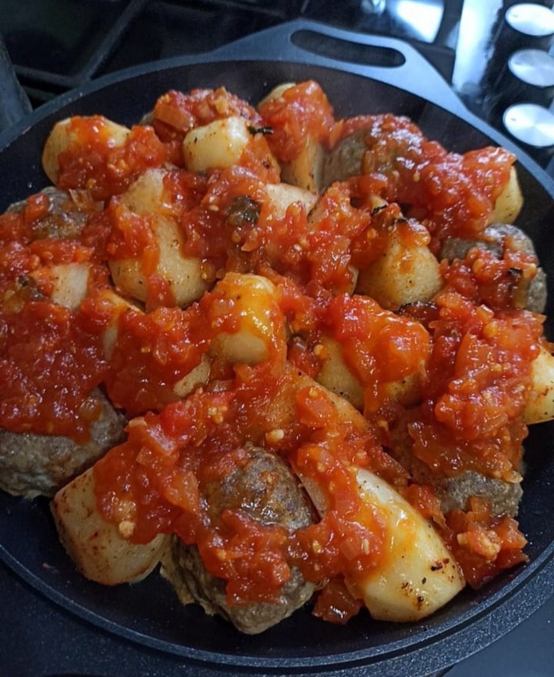 Запеченные мясные шарики с картофелем