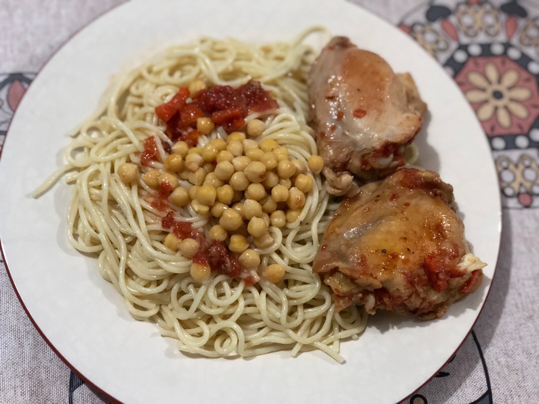 Спагетти с жаренной курочкой в томатном соусе и нутом