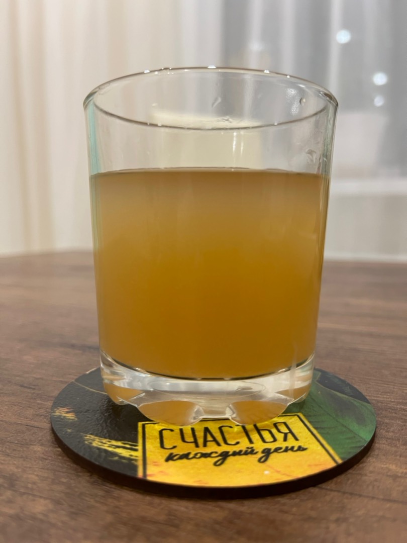 Быстрый квас. Сок яблочный прямого отжима в стакане. Whiskey Sour. Egg Whiskey Sour. Whiskey Sour Jack Daniel's, Lemon Juice, Sugar Syrup, White Egg, Angostura.