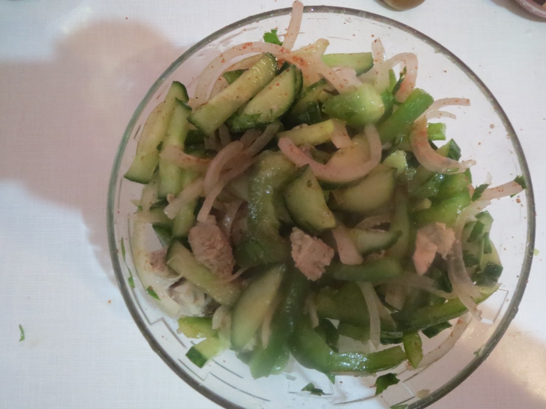 Мясной салат с перцем и огурцом