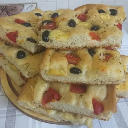 Итальянский хлеб Фокачча с помидорами и маслинами