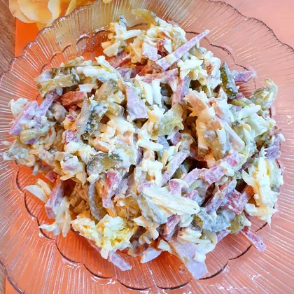 Салат с колбасой, карбонадом, солёным огурцом, сыром и яйцом